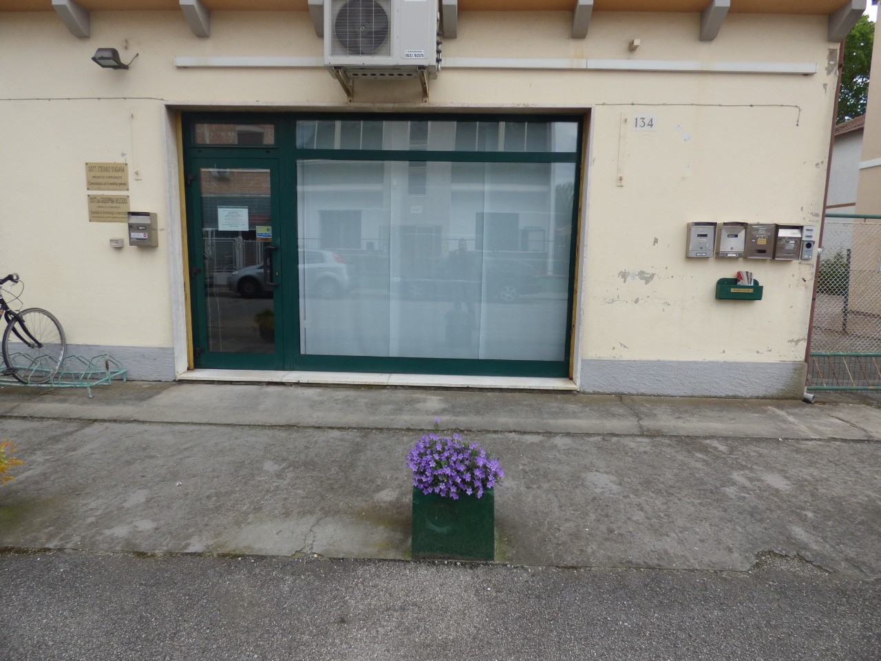 Negozio - Loc.Com. FERRARA vendita  Via Frutteti  AREA CASA
