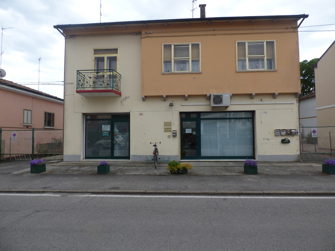 Negozio - Loc.Com. FERRARA vendita  Via Frutteti  AREA CASA