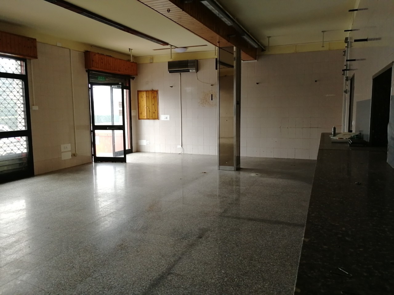 Negozio - Loc.Com. FERRARA vendita  Via Comacchio  BOZZOLANI IMMOBILIARE